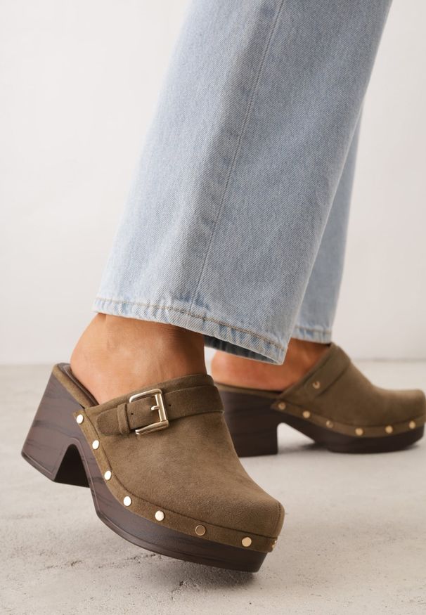 Renee - Zielone Klapki Chodaki na Słupku z Cholewką z Nitami i Paskiem z Klamerką Jinnor. Kolor: zielony. Materiał: zamsz. Wzór: ażurowy, haft. Sezon: lato. Obcas: na słupku. Styl: boho, rockowy. Wysokość obcasa: średni