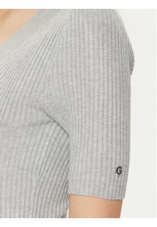 Guess Sukienka dzianinowa W5RK11 Z2V62 Szary Bodycon Fit. Kolor: szary. Materiał: wiskoza. Typ sukienki: bodycon