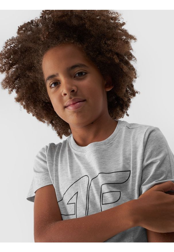4f - 4F T-shirt z nadrukiem chłopięcy - szary 146 (10-11 lat). Okazja: na co dzień. Kolor: szary. Materiał: dzianina, bawełna, wiskoza, jersey, materiał. Długość rękawa: krótki rękaw. Długość: krótkie. Wzór: nadruk. Sezon: lato. Styl: sportowy, casual