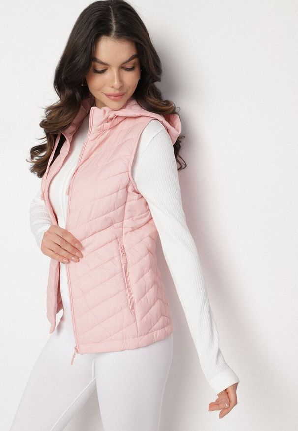 Born2be - Różowa Pikowana Kamizelka z Odpinanym Kapturem i Kieszeniami Ninallia. Okazja: na co dzień. Kolor: różowy. Materiał: jeans. Styl: sportowy, casual, elegancki