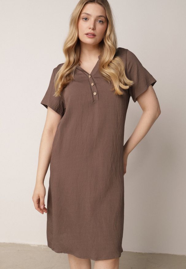 Born2be - Brązowa Wiskozowa Sukienka o Pudełkowym Kroju z Dekoltem V z Guzikami Berborin. Okazja: do pracy, na co dzień. Kolekcja: plus size. Kolor: brązowy. Materiał: wiskoza. Typ sukienki: proste, dla puszystych. Styl: klasyczny, casual