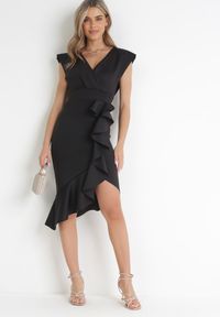Born2be - Czarna Kopertowa Sukienka Midi z Asymetrycznym Dołem z Falbanką Sarane. Kolor: czarny. Typ sukienki: asymetryczne, kopertowe. Długość: midi #3
