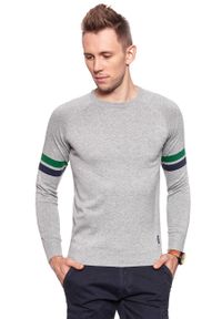 Wrangler - MĘSKI SWETER WRANGLER RAGLAN KNIT MID GREY MEL W8615PR37. Kolor: szary. Materiał: bawełna, dzianina. Długość rękawa: raglanowy rękaw. Wzór: melanż, aplikacja #7