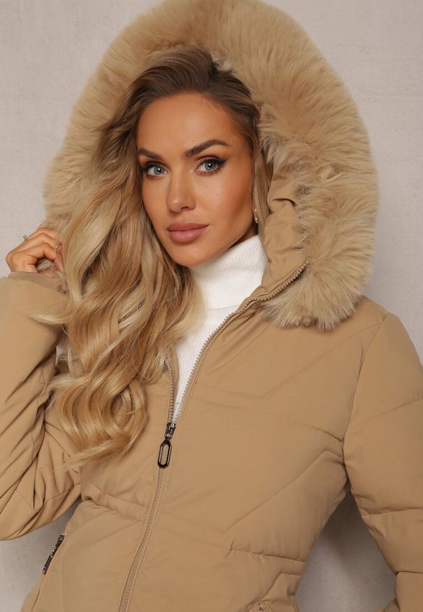 Renee - Ciemnobeżowa Pikowana Kurtka z Kapturem i Ozdobnym Futerkiem Zepiola. Typ kołnierza: kaptur. Kolor: beżowy. Materiał: futro