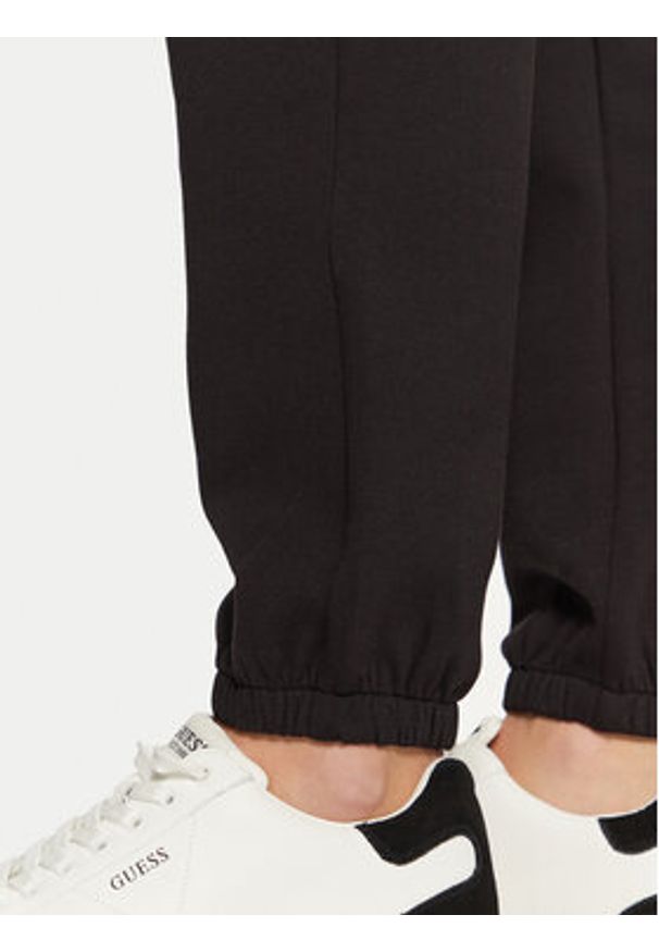 Guess Spodnie dresowe V5RB02 KCLD1 Brązowy Regular Fit. Kolor: brązowy. Materiał: syntetyk, bawełna