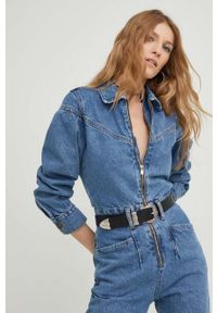 Answear Lab kombinezon jeansowy X kolekcja limitowana SISTERHOOD kolor niebieski z kołnierzykiemm. Okazja: na co dzień. Kolor: niebieski. Materiał: jeans. Styl: wakacyjny #3