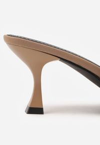 Renee - Ciemnobeżowe Eleganckie Klapki Peep Toe na Klepsydrowym Obcasie Jilthine. Nosek buta: otwarty. Kolor: beżowy. Materiał: satyna. Sezon: lato. Obcas: na obcasie. Styl: elegancki. Wysokość obcasa: średni #9