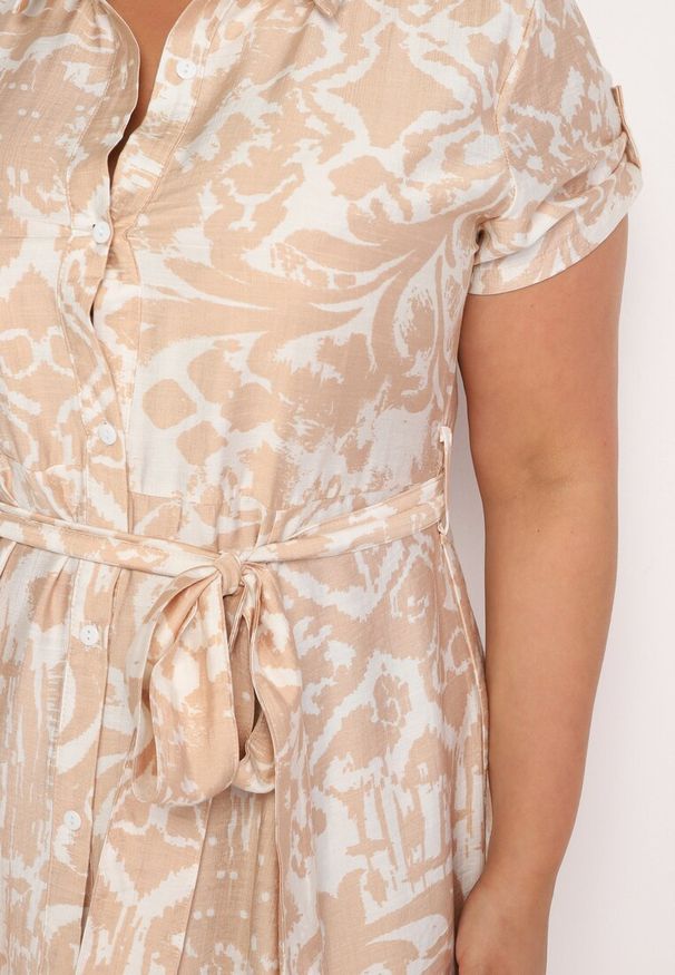 Born2be - Beżowa Rozkloszowana Sukienka z Koszulową Górą i Materiałowym Paskiem w Talii Giefia. Okazja: na co dzień. Kolor: beżowy. Materiał: materiał. Długość rękawa: krótki rękaw. Sezon: lato. Typ sukienki: koszulowe. Styl: casual, elegancki, klasyczny