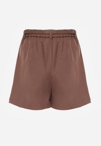 Renee - Brązowe Szorty Ozdobione Paskiem i Metaliczną Klamrą Tinalin. Okazja: na co dzień. Kolor: brązowy. Wzór: aplikacja. Sezon: wiosna. Styl: casual, elegancki #2