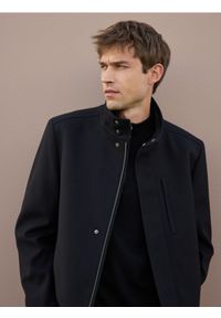 Reserved - Krótki płaszcz ze stójką - czarny. Typ kołnierza: kołnierzyk stójkowy. Kolor: czarny. Materiał: wiskoza, tkanina. Długość: krótkie #1