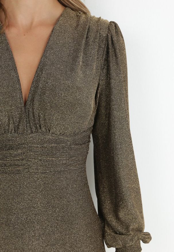 Born2be - Złota Sukienka Wieczorowa z Głębokim Dekoltem Olami. Kolor: złoty. Styl: wizytowy. Długość: maxi