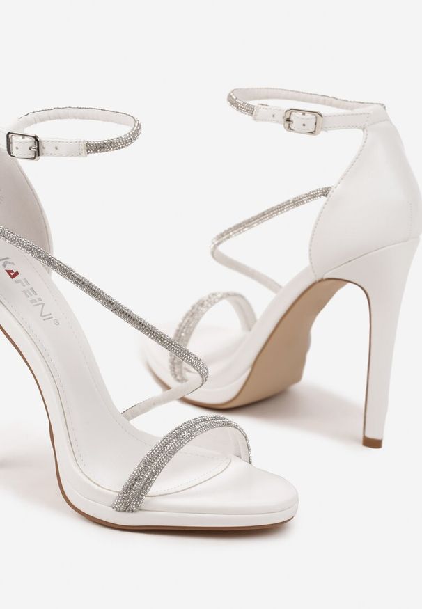 Renee - Białe Eleganckie Szpilki Sandały Zdobione Cyrkoniami Ninitila. Zapięcie: pasek. Kolor: biały. Materiał: jeans. Wzór: aplikacja. Obcas: na szpilce. Styl: elegancki