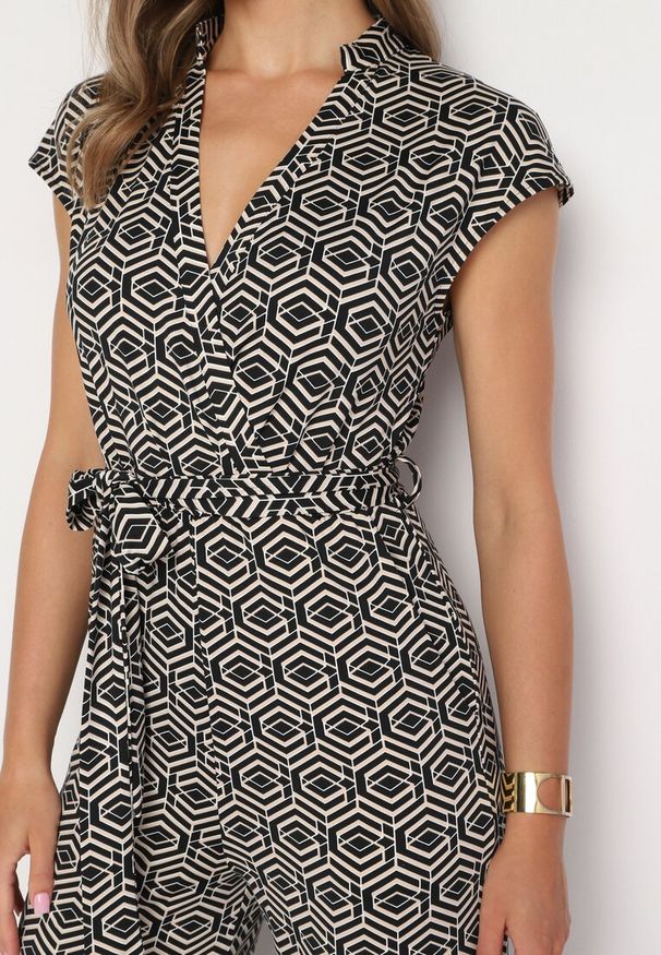 Born2be - Czarno-Biały Kombinezon z Wiskozą Wiązany w Pasie Sosofia. Okazja: na co dzień, na spacer. Kolor: czarny. Materiał: wiskoza. Styl: casual, elegancki