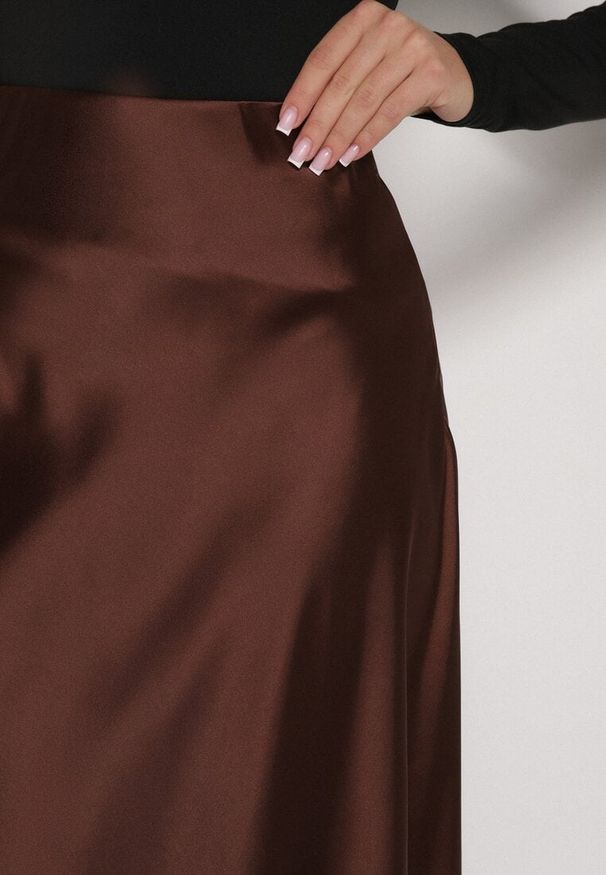 Born2be - Brązowa Rozkloszowana Midi Spódnica Satynowa Zapinana na Suwak z Gumką w Pasie Williwarne. Okazja: na co dzień, do pracy, na spotkanie biznesowe. Kolor: brązowy. Materiał: satyna. Styl: casual, biznesowy