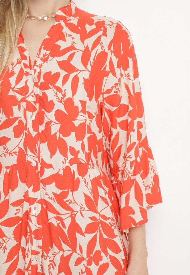 Born2be - Czerwona Długa Sukienka z Abstrakcyjnym Wzorem i Rękawami 3/4 Thalorias. Kolor: czerwony. Długość: maxi