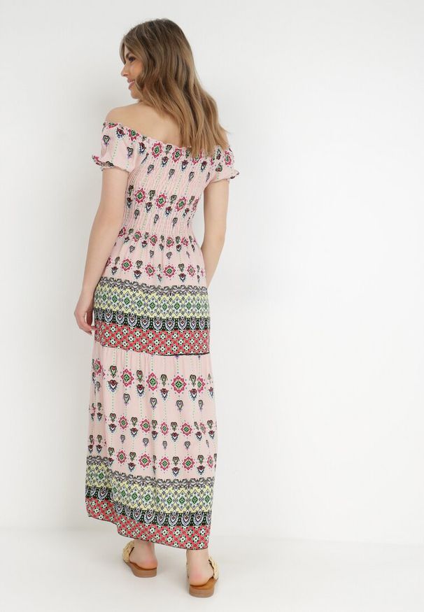 Born2be - Jasnoróżowa Sukienka z Wiskozy Nesone. Typ kołnierza: dekolt hiszpanka. Kolor: różowy. Materiał: wiskoza. Wzór: aplikacja, kolorowy. Długość: midi