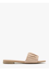 Ryłko - Beżowe klapki z marszczoną cholewką KAJA. Kolor: beżowy. Materiał: skóra #1