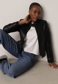 Born2be - Czarna Klasyczna Kurtka Ramoneska o Dopasowanym Kroju ze Stójką Leamariel. Okazja: na co dzień. Typ kołnierza: kołnierzyk stójkowy. Kolor: czarny. Materiał: poliester, skóra, jeans. Styl: klasyczny #3