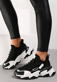 Renee - Czarne Sneakersy Kharena. Zapięcie: bez zapięcia. Kolor: czarny. Materiał: materiał. Szerokość cholewki: normalna. Wzór: aplikacja #4