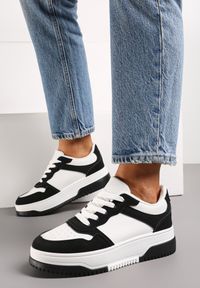 Renee - Czarno-Białe Sneakersy na Niskiej Platformie z Ozdobnymi Przeszyciami Huviena. Okazja: na co dzień. Nosek buta: okrągły. Kolor: czarny. Materiał: jeans. Obcas: na platformie #5