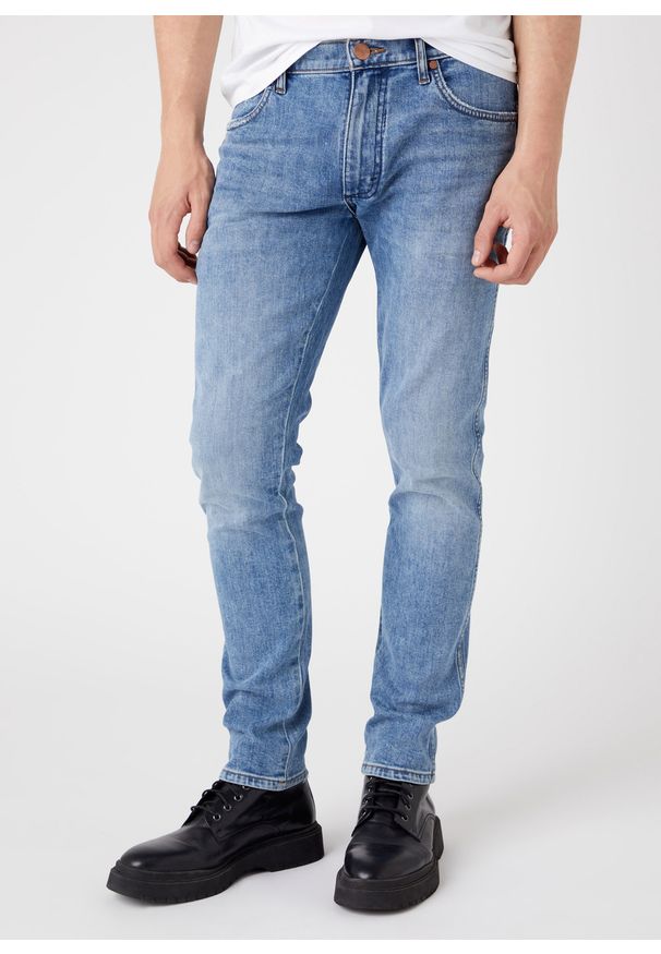 Wrangler - WRANGLER LARSTON MĘSKIE SPODNIE JEANSOWE LIGHT INDIGO W18S59X4E 112324511