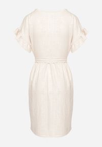 Born2be - Jasnobeżowa Sukienka Ozdobiona Falbankami i Paskiem Izulira. Typ kołnierza: kołnierz z falbankami. Kolor: beżowy. Wzór: aplikacja. Styl: elegancki #4