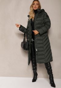 Renee - Ciemnozielona Długa Kurtka z Pikowanymi Przeszyciami i Kapturem z Możliwością Odpięcia Realithra. Okazja: na co dzień. Kolor: zielony. Materiał: jeans. Długość: długie. Styl: casual, elegancki #4