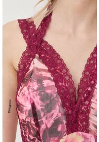 Guess sukienka kolor różowy maxi rozkloszowana. Kolor: różowy. Materiał: tkanina, poliester, koronka. Długość rękawa: na ramiączkach. Długość: maxi #3