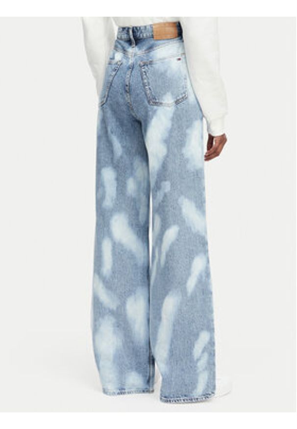 Tommy Jeans Jeansy Claire DW0DW23109 Niebieski jasny Wide Fit. Kolor: niebieski