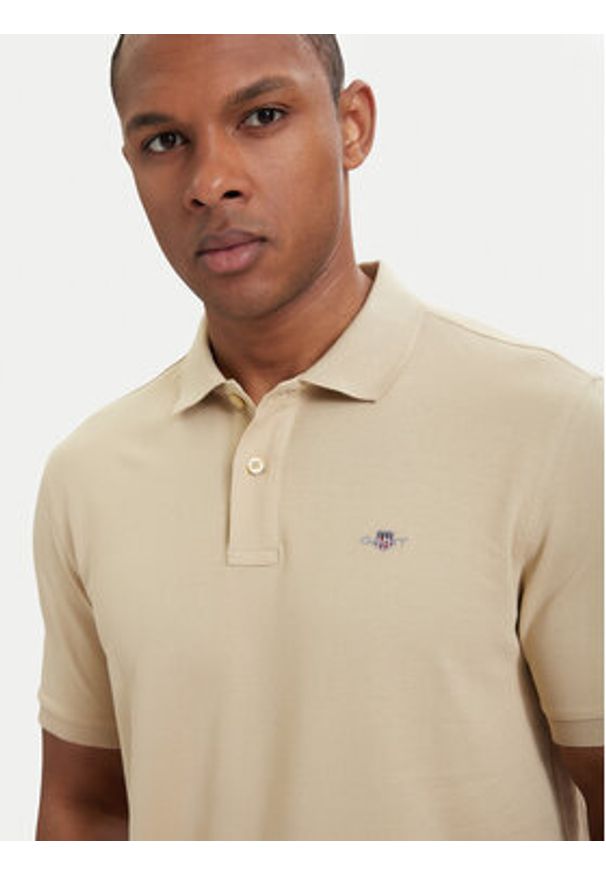 GANT - Gant Polo Shield 2210 Beżowy Regular Fit. Typ kołnierza: polo. Kolor: beżowy. Materiał: bawełna