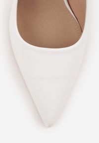 Renee - Białe Szpilki VICES ze Skórzaną Wkładką i Metalicznym Obcasem Nesslisa. Kolor: biały. Materiał: skóra. Obcas: na obcasie. Styl: elegancki, wizytowy. Wysokość obcasa: średni #5