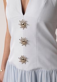 Born2be - Niebieska Sukienka z Wiązanym Dekoltem Typu Halter i Biżuteryjnymi Guzikami Raena. Okazja: na co dzień. Typ kołnierza: dekolt halter. Kolor: niebieski. Typ sukienki: proste. Styl: casual. Długość: midi #6