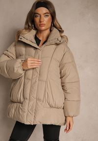 Renee - Beżowa Puchowa Kurtka Oversize z Pikowanymi Przeszyciami i Kapturem Galeana. Okazja: na co dzień. Kolor: brązowy. Materiał: puch. Sezon: zima. Styl: casual, elegancki