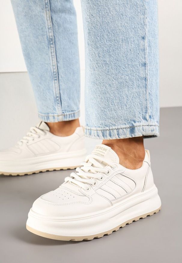 Born2be - Beżowe Sneakersy Ozdobione Paskami Foneria. Okazja: na co dzień, na spacer. Zapięcie: pasek. Kolor: beżowy. Materiał: jeans. Wzór: aplikacja. Sport: turystyka piesza