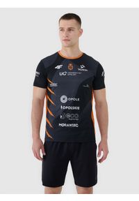 4f - 4F Koszulka meczowa replika wyjazdowa z sezonu 2024/2025 uniseks 4F x UNI Opole - multikolor XS. Kolor: wielokolorowy. Materiał: dzianina, materiał, włókno, syntetyk. Wzór: ze splotem, gładki. Styl: sportowy, klasyczny