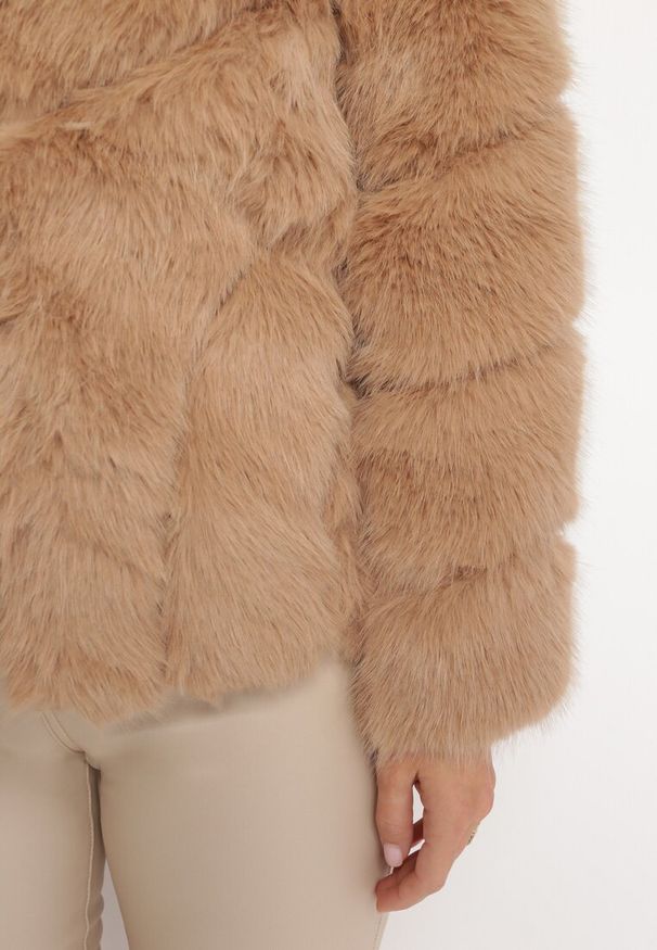 Born2be - Ciemnobeżowa Futrzana Kurtka z Kapturem Daviella. Typ kołnierza: kaptur. Kolor: beżowy. Materiał: futro. Wzór: aplikacja