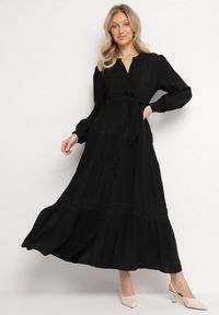 Born2be - Czarna Rozkloszowana Sukienka z Wiskozy z Wiązanym Paskiem i Koronką Reivoria. Okazja: na spacer, na co dzień. Typ kołnierza: dekolt w kształcie V. Kolor: czarny. Materiał: wiskoza, koronka. Długość rękawa: długi rękaw. Wzór: koronka. Styl: casual, klasyczny #1