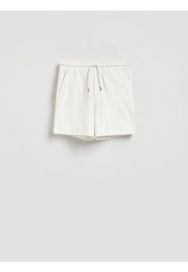 Reserved - Strukturalne szorty regular - złamana biel. Materiał: bawełna, dzianina
