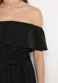 Born2be - Czarna Sukienka o Rozkloszowanym Fasonie z Hiszpańskim Dekoltem i Materiałowym Paskiem Nacara. Okazja: na co dzień. Kolor: czarny. Materiał: materiał. Długość rękawa: krótki rękaw. Sezon: lato. Typ sukienki: proste. Styl: casual #4