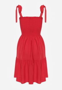 Renee - Czerwona Sukienka z Bawełny Ozdobiona Wiązaniem Tollasea. Okazja: na co dzień, na spacer. Kolor: czerwony. Materiał: bawełna. Wzór: aplikacja. Sezon: lato. Typ sukienki: proste. Styl: elegancki, casual #8