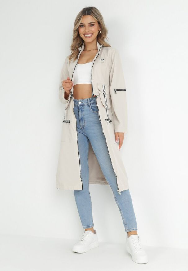 Born2be - Beżowy Płaszcz z Regulowaną Długością i Taśmami z Napisem Emmilou. Kolor: beżowy. Wzór: napisy. Sezon: wiosna, jesień