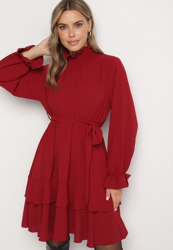 Born2be - Bordowa Sukienka z Falbanami i Marszczonym Golfem z Dodatkowym Wiązanym Paskiem Savelina. Okazja: na imprezę. Typ kołnierza: golf. Kolor: czerwony. Typ sukienki: rozkloszowane. Styl: klasyczny, elegancki
