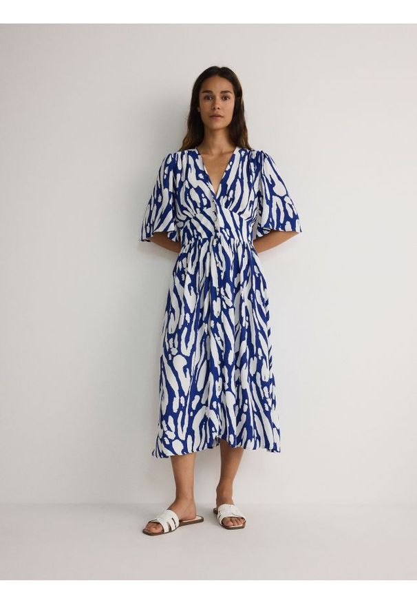 Reserved - Sukienka midi z wiskozy - jasnoniebieski. Kolor: niebieski. Materiał: wiskoza. Długość: midi