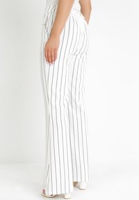 Born2be - Białe Spodnie Dzwony w Paski Hippiala. Okazja: na co dzień, na randkę. Kolor: biały. Wzór: paski. Styl: elegancki, casual