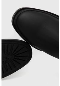 Answear Lab Kozaki damskie kolor czarny. Nosek buta: okrągły. Kolor: czarny. Szerokość cholewki: normalna. Styl: wakacyjny