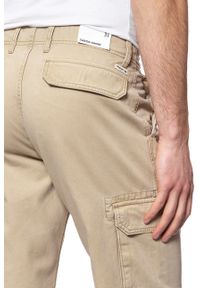 Wrangler - SPODENKI WRANGLER CARGO SHORT SAND W15DKC58N 112126791. Materiał: materiał #5