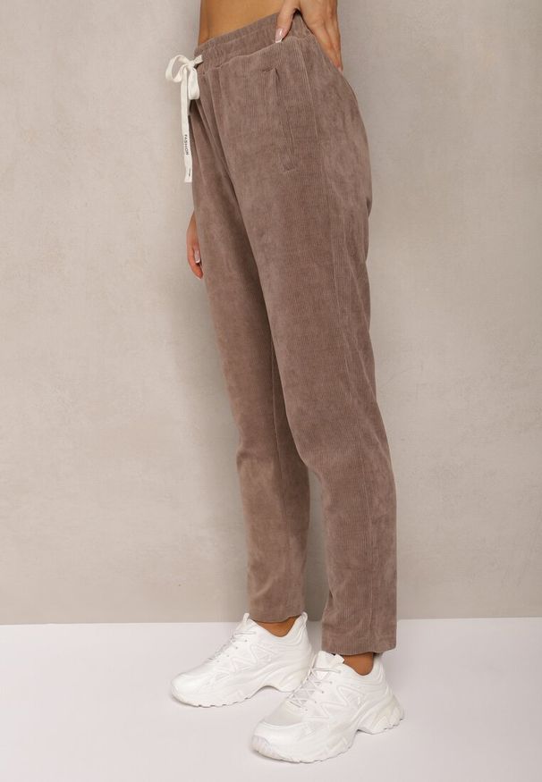 Renee - Brązowe Spodnie Sztruksowe High Waist z Dodatkiem Bawełny i Gumką w Talii Jedela. Stan: podwyższony. Kolor: brązowy. Materiał: bawełna, sztruks