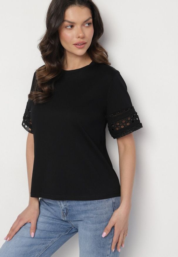 Born2be - Czarny T-shirt z Bawełny Ozdobiony Ażurowym Wzorem Valreia. Okazja: na co dzień. Kolor: czarny. Materiał: bawełna. Wzór: ażurowy, aplikacja. Styl: casual