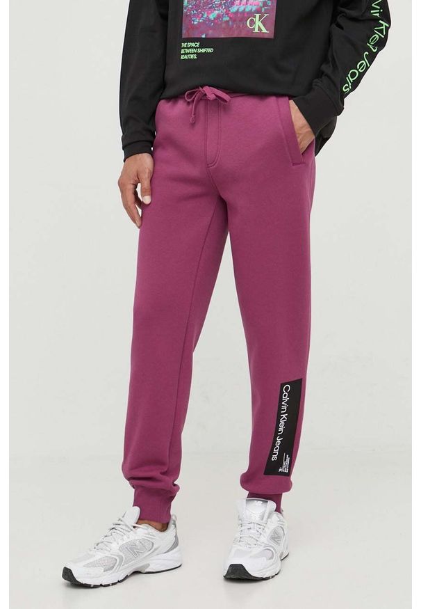 Calvin Klein Jeans spodnie dresowe kolor fioletowy. Kolor: fioletowy. Materiał: dresówka
