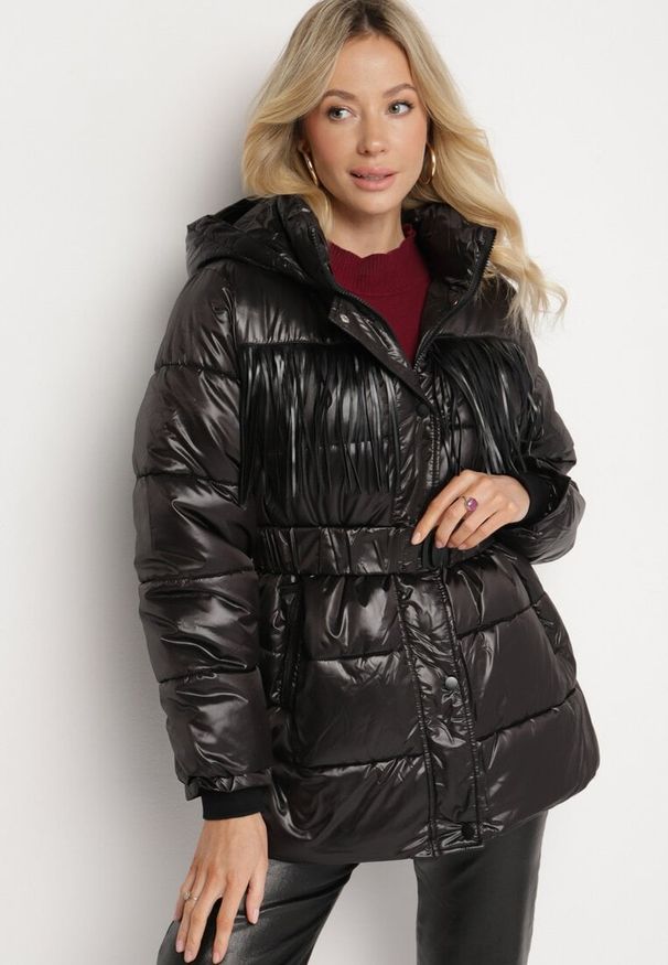 Born2be - Czarna Pikowana Kurtka z Kapturem i Paskiem z Marszczeniem Zdobiona Frędzlami Sanoria. Okazja: na co dzień. Typ kołnierza: kaptur. Kolor: czarny. Materiał: jeans. Wzór: aplikacja. Styl: casual, elegancki